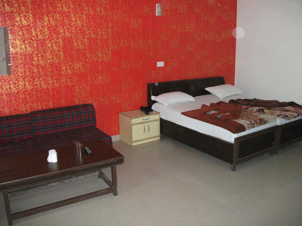 Shalimar Hotel New Delhi Room photo