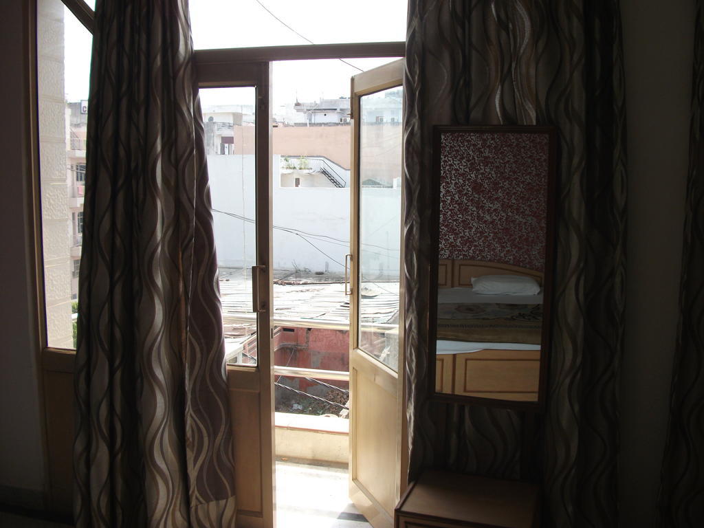 Shalimar Hotel New Delhi Exterior photo